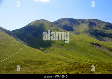 Sail Pass Path und die wainwrights Segeln & Aal Crag (Crag Hill) von Outerside im Nationalpark Lake District, Cumbria, England, Großbritannien Stockfoto