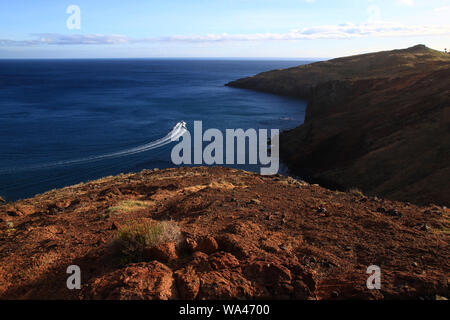 Letzte Sonnenlicht. Von Ponta de São Lourenço auf Madeira gesehen, un-Boot fährt eine Spur in den Atlantischen Ozean. Stockfoto