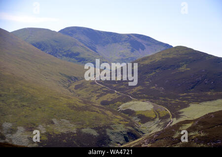 Die wainwrights Segel, Aal Crag (Crag Hill) & Outerside aus nahe dem Gipfel des Barrow im Nationalpark Lake District, Cumbria, England, Großbritannien Stockfoto