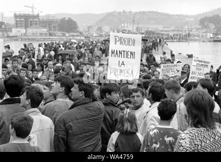 Albanien, Vlora, April 1997, Demonstration in Gedenken an die Tragödie der Kanal von Otranto (28. März 1997), bei der der Italienischen militärischen Schiff Sibilla versehentlich Gerammt der albanischen Patrouillenboot Katër ich Radës mit Flüchtlingen die Flucht aus dem Bürgerkrieg geladen, wodurch etwa 83 Todesfälle und fehlt. Stockfoto