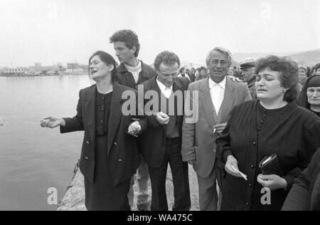 Albanien, Vlora, April 1997, Demonstration in Gedenken an die Tragödie der Kanal von Otranto (28. März 1997), bei der der Italienischen militärischen Schiff Sibilla versehentlich Gerammt der albanischen Patrouillenboot Katër ich Radës mit Flüchtlingen die Flucht aus dem Bürgerkrieg geladen, wodurch etwa 83 Todesfälle und fehlt. Stockfoto