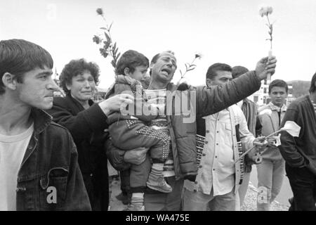 Albanien, Vlora, April 1997, Demonstration in Gedenken an die Tragödie der Kanal von Otranto (28. März 1997), bei der der Italienischen militärischen Schiff Sibilla versehentlich Gerammt der albanischen Patrouillenboot Katër ich Radës mit Flüchtlingen die Flucht aus dem Bürgerkrieg geladen, wodurch etwa 83 Todesfälle und fehlt. Stockfoto