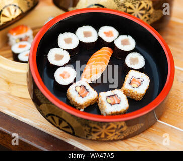 Japanisches Sushi auf einem urigen Hintergrund. Sushi rollen, Nigiri und Maki. Stockfoto