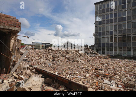 Den Trümmern der bombardiert oder abgerissen, modern, Ziegelbau ist während des Tages dargestellt. Stockfoto