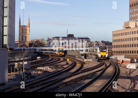 Govia Thameslink London Bridge Class 700 und südöstliches Klasse 465 vorbei an der London Bridge mit Southwark kathedrale hinter Stockfoto