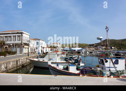 26. April 2019 - Myrina, Lemnos Island, Griechenland - Blick auf den malerischen Hafen von Myrina, der Hauptstadt der Insel Lemnos Island, Griechenland Stockfoto