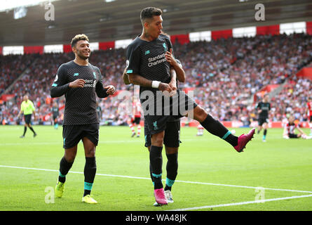 Liverpools Roberto Firmino (Mitte) feiert das zweite Ziel seiner Seite des Spiels zählen während der Premier League Spiel in St Mary's, Southampton. Stockfoto