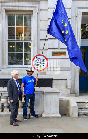Anti-Brexit bleiben Demonstranten mit EU-Flaggen und Stop Brexit Zeichen außerhalb des Cabinet Office, Westminster, London Stockfoto
