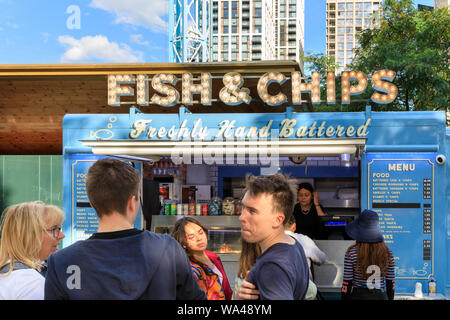 Die Leute stehen vor einem traditionellen britischen Fish & Chips Takeaway Van, einem Fast-Food-Stand in London, Großbritannien Stockfoto