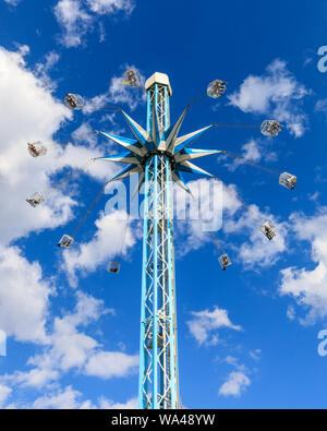 Southbank Starflyer Messegelände fahren, hohen Jahrmarkt Attraktion, Kapseln Schwingen um die zentrale Säule vor blauem Himmel Stockfoto