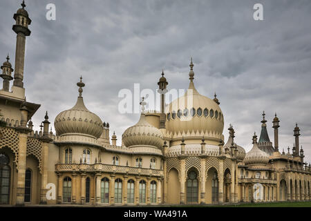 Brighton Royal Pavilion, Außenansicht des Wahrzeichen-Gebäudes, dunkler Wolkenhimmel oben, Brighton, East Sussex, England, Großbritannien Stockfoto