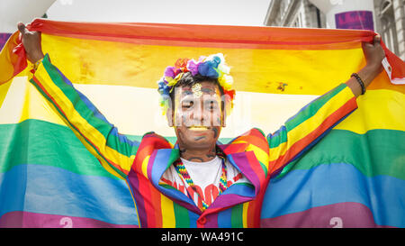 Die Teilnehmer in bunten Outfits im Pride Parade in London, London, Großbritannien Stockfoto