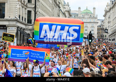 Die Teilnehmer in bunten Outfits im Pride Parade in London, London, Großbritannien Stockfoto