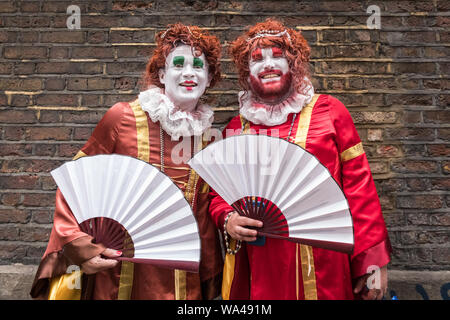 Die Teilnehmer in bunten Outfits im Pride Parade in London, London, Großbritannien Stockfoto