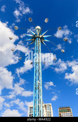 Southbank Starflyer Messegelände fahren, hohen Jahrmarkt Attraktion, Kapseln Schwingen um die zentrale Säule vor blauem Himmel Stockfoto