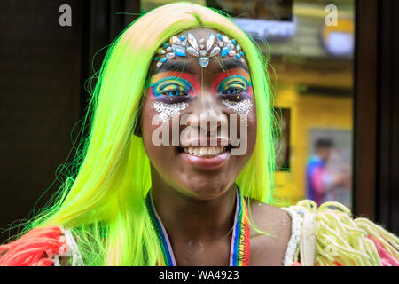 Die Teilnehmer in bunten Outfits im Pride Parade in London, London, Großbritannien Stockfoto