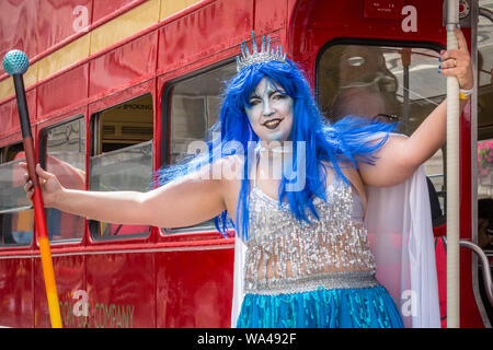 Die Teilnehmer in bunten Outfits im Pride Parade in London, London, Großbritannien Stockfoto