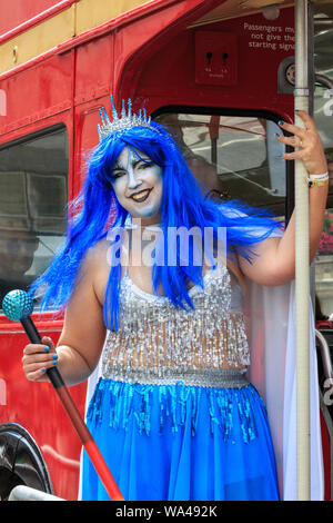 Die Teilnehmer in bunten Outfits im Pride Parade in London, London, Großbritannien Stockfoto