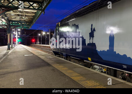 Scotrail Inter 7 Stadt Zug warten vom Bahnhof Edinburgh Waverley mit einem frühen Zug nach Aberdeen zu fahren Stockfoto