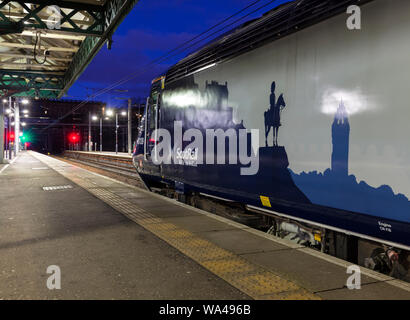 Scotrail Inter 7 Stadt Zug warten vom Bahnhof Edinburgh Waverley mit einem frühen Zug nach Aberdeen zu fahren Stockfoto