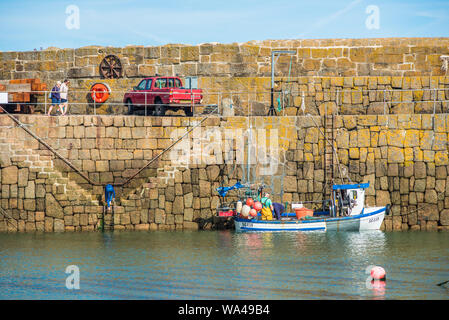 Kleine Fischerboote in Mousehole harbour Cornwall England GB UK EU Europa Stockfoto