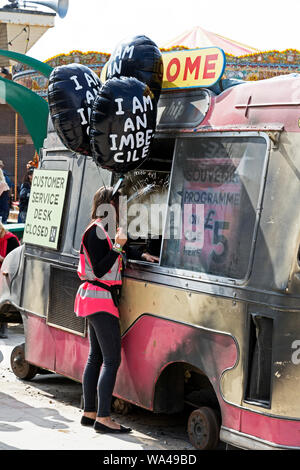 Banksys Dismaland Ausstellung im Tropicana, ein verfallenes Lido in Weston-super-Mare, Großbritannien am 10. September 2015. Stockfoto