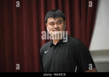 Yao Ming wird am Yao-Foundation - geförderte Basketball Wettbewerb in Tongren Stadt, im Südwesten Chinas Provinz Guizhou, 16. August 2019. Yao Ming, einem Chinesischen basketball Vorstand und ehemalige professionelle basketballplayer, und seine Frau Ye Li, eine chinesische professioneller Basketballspieler, zeigen und Fotos mit über 400 kleine Basketballspieler der Yao-Foundation - geförderte Basketball Wettbewerb, der sich aus Mannschaften aus inländischen Hoffnung Grundschulen, in Tongren Stadt, Provinz Guizhou im Südwesten Chinas, 16. August 2019. Stockfoto