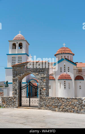 Kissamos, Kreta, Griechenland. Juni 2019. Griechische Kirche in einige Dachziegel im Hafen von Kostelli in der Nähe von Kissamos, Kreta, Griechenland ersetzt. Stockfoto