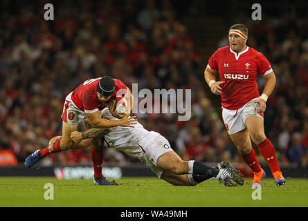 Fürstentum Stadium, Cardiff, Glamorgan, Wales, UK. 17. Aug 2019. International Rugby Test Match, Wales gegen England; Leigh Halfpenny von Wales ist von Joe Marler von England - Redaktionelle verwenden Sie nur in Angriff genommen. Credit: Aktion Plus Sport Bilder/Alamy leben Nachrichten Stockfoto