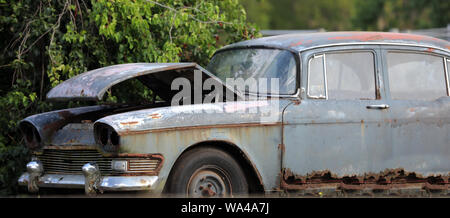 Autowrack auto Friedhof rost Schaufel Stockfoto