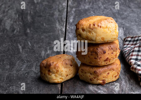 Hausgemachten Käse Scones auf hölzernen Tisch Stockfoto