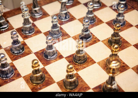 Spielen mit goldenen und silbernen Schach Stockfoto