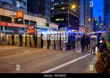 Mong Kok, Hong Kong - 17.August 2019 - 17. August Protest in Hongkong erstreckt, Mong Kok, wo die Polizei ist die Straße Clearing. Stockfoto