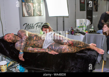 Blackpool, Lancashire, UK. 17. August 2019. Das 6. jährliche internationale Tattoo Convention in The Norbreck Castle Hotel an der Promenade in Blackpool. Über 170 Tattoo Meister aus der ganzen Welt nehmen an der renommierten Tattoo Convention ihre einzigartige Kunst Fähigkeiten bereit, in unterschiedlichen Kategorien von Beste kleine Schwarz und Grau zu besten Old School/New School beurteilt werden. Credit: cernan Elias/Alamy leben Nachrichten Stockfoto