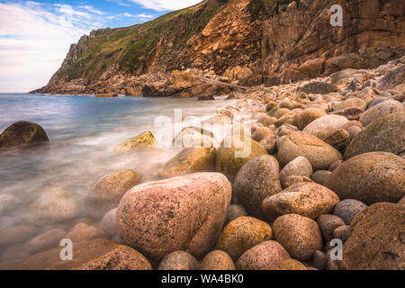 Porth Nanven ist eine felsige Bucht in der Nähe von Land's End, Cornwall, England. UK. Stockfoto