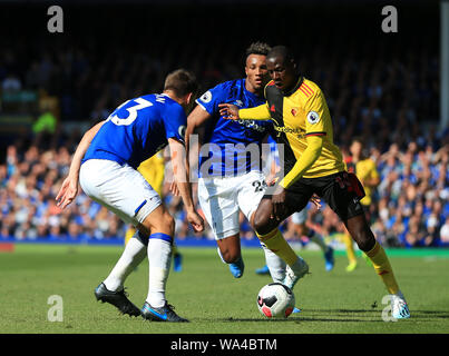 Liverpool, Lancashire, UK. 17 Aug, 2019. 17. August 2019; Premier League Football, Everton gegen Watford, Watford Mittelfeldspieler Abdoulaye Doucoure übernimmt Everton von Jean-Philippe Gbamin - redaktionelle Verwendung. Credit: Aktion Plus Sport Bilder/Alamy leben Nachrichten Stockfoto