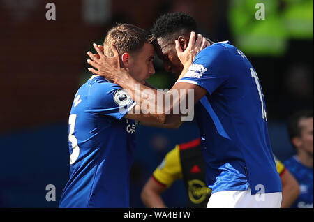 Liverpool, Lancashire, UK. 17 Aug, 2019. 17. August 2019; Premier League Football, Everton gegen Watford; Everton defender Yerry Mina feiert mit Everton defender Seamus Coleman am Ende des Spiels - redaktionelle Verwendung. Credit: Aktion Plus Sport Bilder/Alamy leben Nachrichten Stockfoto