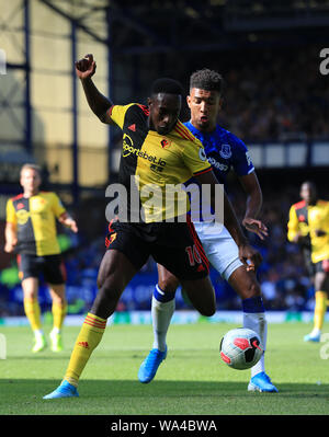 Liverpool, Lancashire, UK. 17 Aug, 2019. 17. August 2019; Premier League Football, Everton gegen Watford, Watford, Danny Welbeck und Everton defender Mason Holgate für die Kugel konkurrieren - redaktionelle Verwendung. Credit: Aktion Plus Sport Bilder/Alamy leben Nachrichten Stockfoto