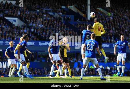 Liverpool, Lancashire, UK. 17 Aug, 2019. 17. August 2019; Premier League Football, Everton gegen Watford, Watford Mittelfeldspieler Abdoulaye Doucoure heraus springt Everton Verteidiger Michael Keane zu Kopf den Ball goalwards - redaktionelle Verwendung. Credit: Aktion Plus Sport Bilder/Alamy leben Nachrichten Stockfoto