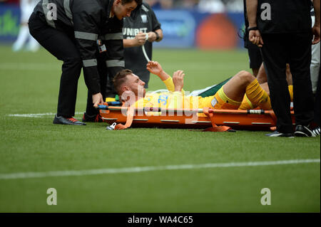 Swansea, Wales, UK. 17. Aug 2019. Louis Mausern von Preston North End wird das Feld während des Sky Bet Championship Match zwischen Swansea City und Preston North End in der Liberty Stadium, Swansea stretchered am Samstag, den 17. August 2019. Nur die redaktionelle Nutzung, eine Lizenz für die gewerbliche Nutzung erforderlich. Foto darf nur für Zeitung und/oder Zeitschrift redaktionelle Zwecke verwendet werden. (Credit: Jeff Thomas | MI Nachrichten) Credit: MI Nachrichten & Sport/Alamy leben Nachrichten Stockfoto