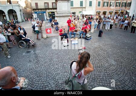 FERRARA, Italien - 27. August 2016: Buskers Festival 2016 in Ferrara, Emilia Romagna, Italien. Busker Festival ist eine beliebte Veranstaltung mit street artists, Stockfoto