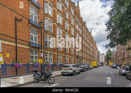 Bickenhall Mansions, Marylebone, London, Großbritannien; 1869 erbaut von W H Scrymgeour in markanten roten Backstein mit hohen Giebeln. Stockfoto