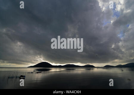 Monsun Wolken über Chilka See, Rambha, Odisha, Indien Stockfoto