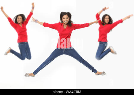 Mehrere Bilder einer jungen Frau, die in der Luft springt Stockfoto