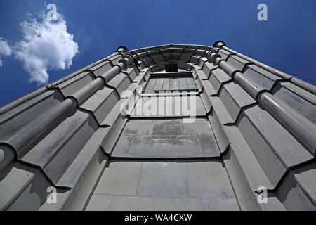 Suchen nach in einem der Türme der romanischen Stil Grossmünster ('große Münster') Kirche, in Zürich, Schweiz. Stockfoto
