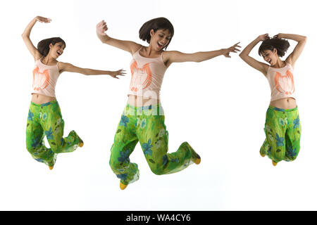Mehrere Bilder einer jungen Frau, die in der Luft springt Stockfoto