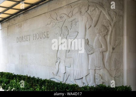 Relief von Eric Gill in Dorset House, ein Block von 1930 Wohnungen im Art Déco- oder moderne Stil, Gloucester Place, London, UK Stockfoto