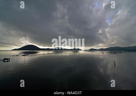 Monsun Wolken über Chilka See, Rambha, Odisha, Indien Stockfoto