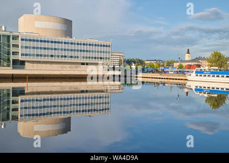 Hafen in Oulu, Finnland. Theater (Oulu Oulun kaupunginteatteri) und Oulu Oulun Dom (tuomiokirkko) im Hintergrund. Stockfoto