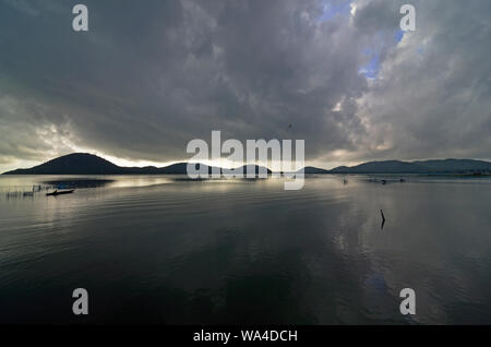 Monsun Wolken über Chilka See, Rambha, Odisha, Indien Stockfoto